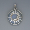 Colgante Sol con piedra lunar, diámetro 27 mm ±, longitud 37 mm ±, en montura plateada
