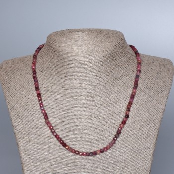 Collar de rubí natural facetado en cubos, diámetro 4 mm +/-, longitud 48 cm