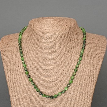 Collar de zoisita natural facetado en cubos, diámetro 5 mm ±, longitud 49 cm ±