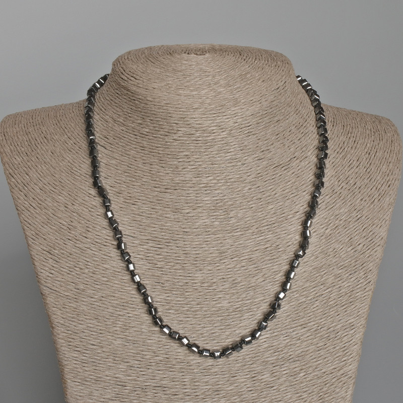 Collar de hematita en cubos, diámetro 4 mm, longitud 46 cm
