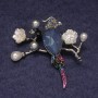 Broche-colgante «Loro» con cristal azul, strass de colores y cuentas, metal plateado 50×48 mm