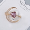 Broche Xuping «Corazón» cristal violeta y cristales blancos 24×27 mm, metal dorado con baño de oro