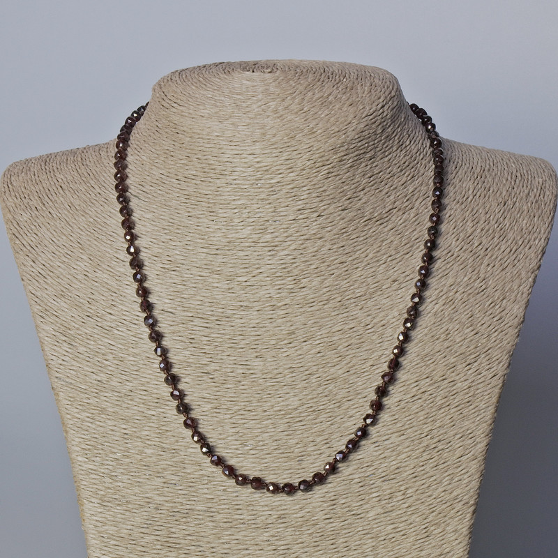 Collar de granate con cubos facetados de 4 mm