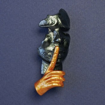 Broche 'Máscara' con esmalte gris oscuro y amarillo, color dorado del metal 52×20 mm
