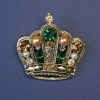 Broche corona con strass verdes y amarillos y perlitas 40×40 mm ± metal dorado