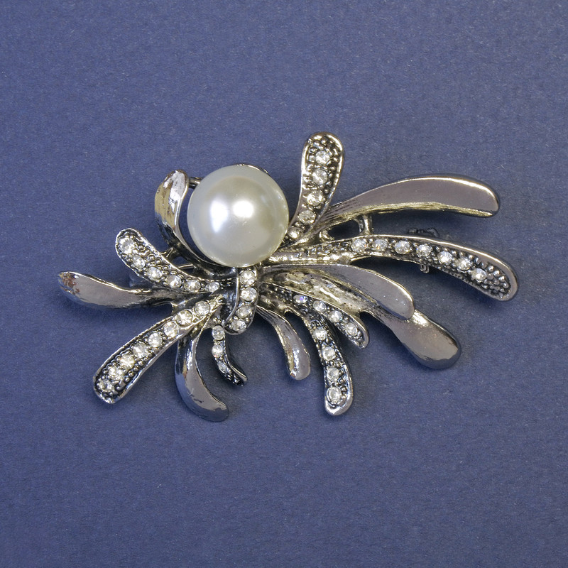 Broche 'Acento' con perla blanca y strass