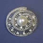 Broche Acento con perla blanca y strass