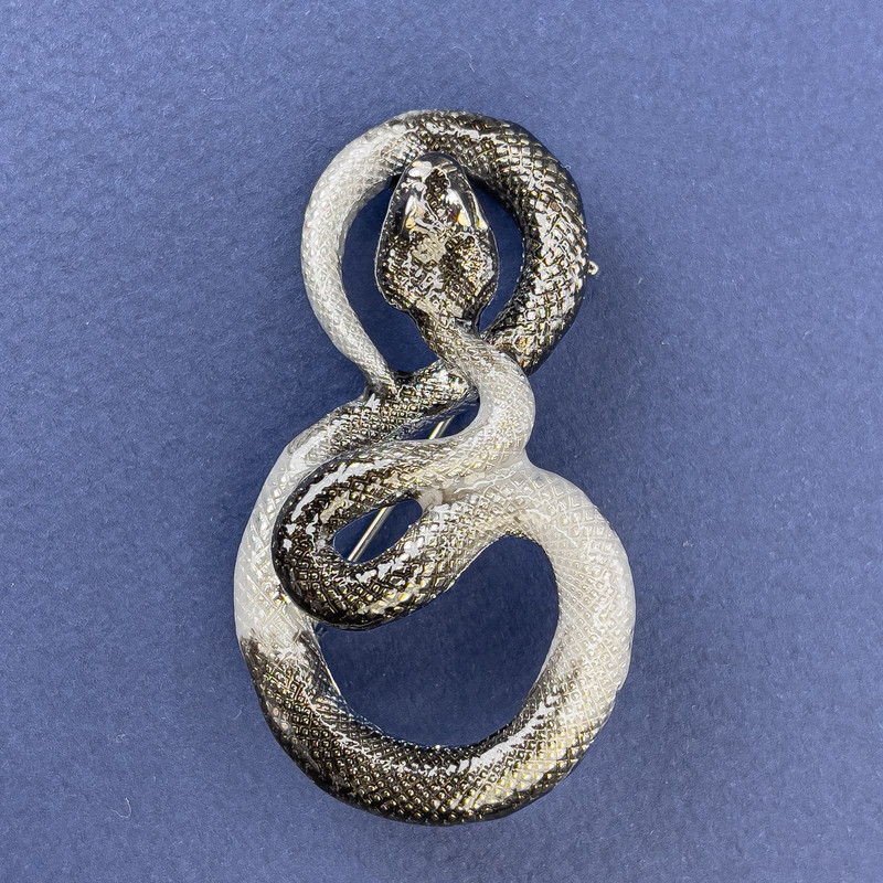 Broche serpiente gris con esmalte plateado en metal 52×29 mm+