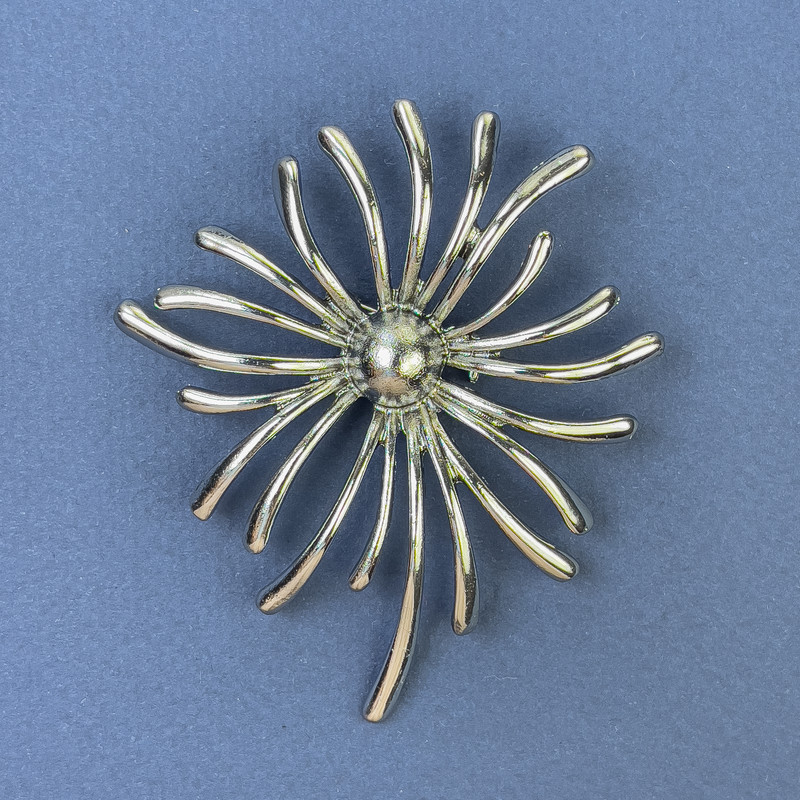 Broche flor de crisantemo de metal plateado 61×71 mm+