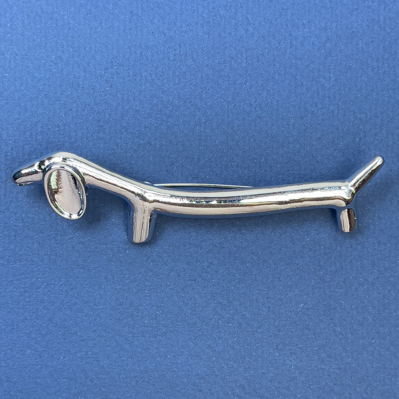 Broche en forma de Teckel de metal plateado 21×85 mm+