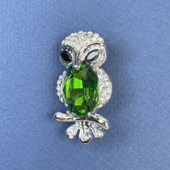 Broche búho con strass blancos y cristal verde, metal plateado, diámetro 19 mm ±, longitud 37 mm ±