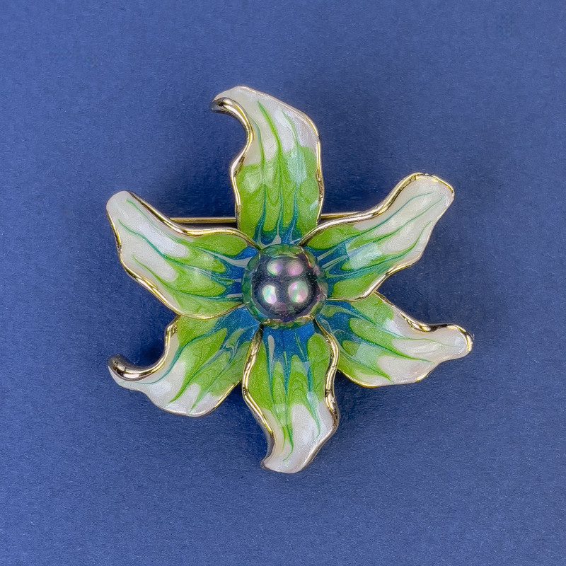 Broche Flor, diámetro 45 mm ± esmalte verde y perla