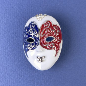 Broche 'Máscara' esmalte blanco, negro y borgoña, cristales blancos, metal plateado 27×39 mm+