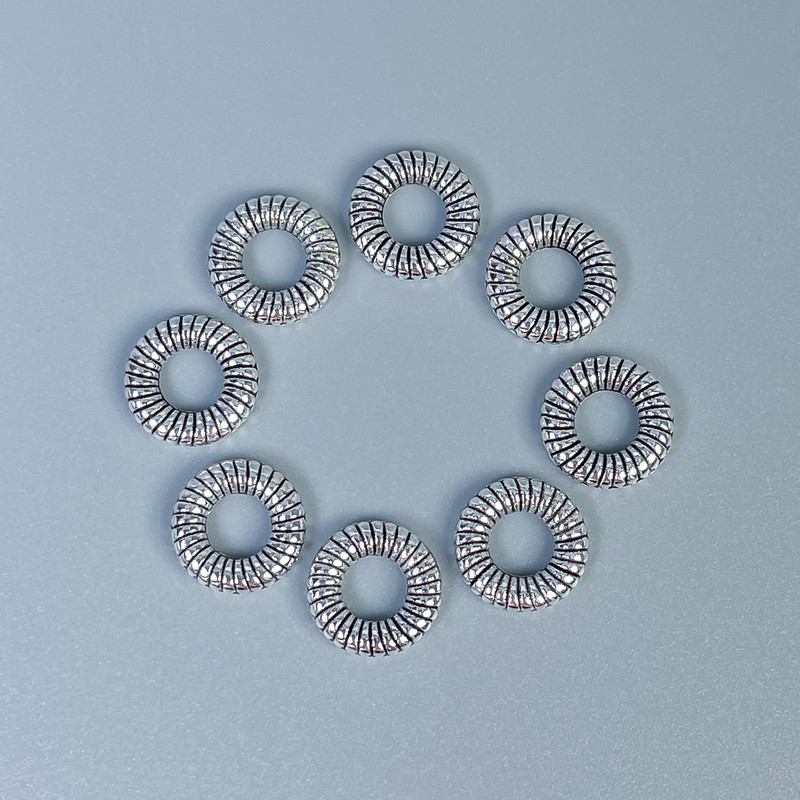 Abalorio insertable plateado, diámetro 9×2 mm ±, orificio de 4 mm, empaque de 36 piezas