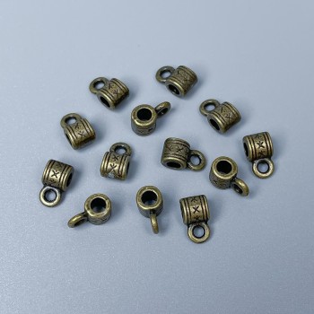 Anilla para colgante color bronce, dimensiones 9x5x5 mm ±, orificios: diámetro 2,5 mm ± y diámetro 2 mm ±, empaque 34 uds