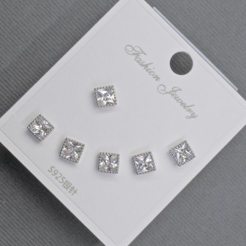 Aretes tipo botón plateados con cristales blancos de 5 mm ±