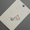 Arete tipo cuff plateado con cristales blancos 16×28 mm