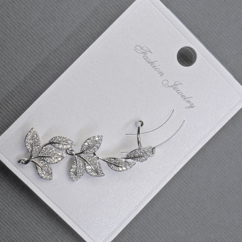 Arete tipo cuff para la oreja de metal plateado, 14×38 mm ±, con strass blancos