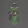 Colgante «Gata» de jade 25×51 mm ± marco de metal plateado