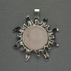 Colgante «Sol» con cuarzo rosa, 42 mm ±, longitud 48 mm ±, metal plateado