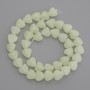 Cuentas de ónix en forma de corazón, brillo verde, 10×10 mm ±, en hilo, longitud 36 cm