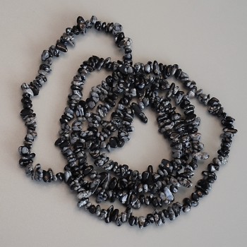 Cuentas de obsidiana nevada, lágrimas de Apache, trocitos de 6×3 mm, largo 80 cm, en hilo