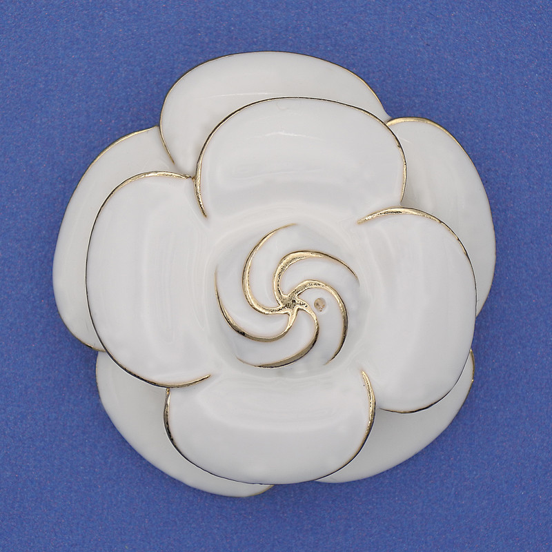 Broche Flor blanco esmalte y metal dorado 45 mm+