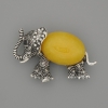 Broche-colgante Elefante de ámbar artificial 45×27 mm ±, cristales negros, metal plateado