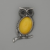 Broche-colgante «Búho» con ámbar artificial de metal plateado 45×25 mm ±