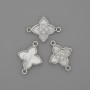 Conector de madreperla 15×19 mm ± en metal plateado