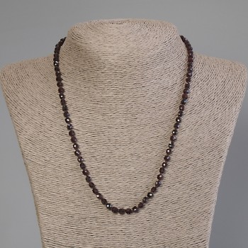 Collar de granate facetado en cubos 4×4 mm, longitud 50 cm ± con cierre