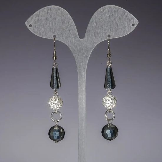Pendientes «Nocturnos» blancos «sofiti», cristal checo de acero, longitud 7 cm