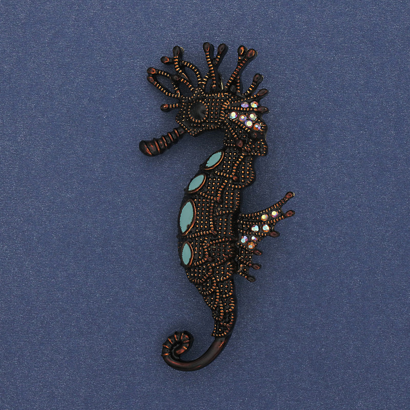 Broche-colgante Caballito de mar con strass de colores