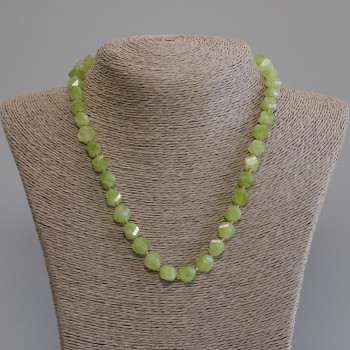 Collar de crisolita y olivino facetado en rombos, tamaño 9×8 mm ±, cuentas de 3 mm ±, longitud 50 mm ±, con cierre