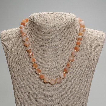 Collar de cornalina facetada en rombos, diámetro 10×9 mm ±, longitud 45 cm ± con cierre