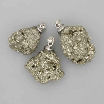 Colgante de pirita sin tallar, piedra en bruto, dimensiones ~25×18 mm, longitud 40 mm+