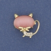 Broche-colgante «Gata» con ojo de gato rosa y metal dorado 26x27 mm+