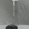 Soporte Media Luna para esfera 24×17 cm ± diámetro de las patas 10 cm ±, longitud de la cadena 16 cm ±, metal plateado