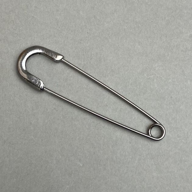 Broche-alfiler 20×77 mm ± color metal oscuro