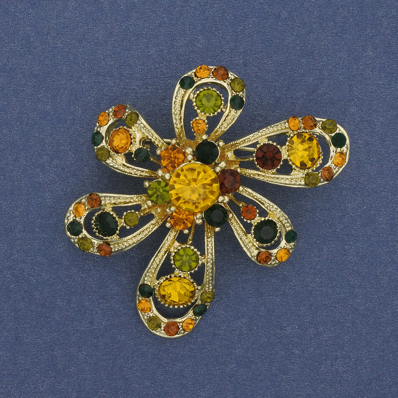 Broche Flor con strass y metal dorado 46×47 mm+