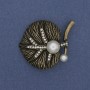 Broche hoja con perlas y strass, color bronce, 37x42 mm+