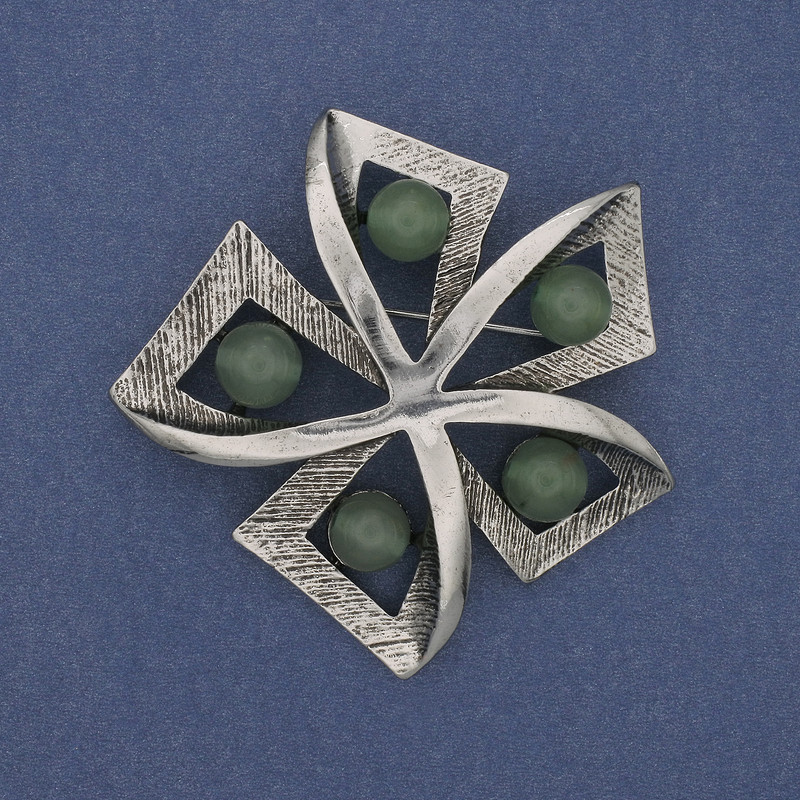 Broche Acento Nefrita, metal plateado, 60 mm+