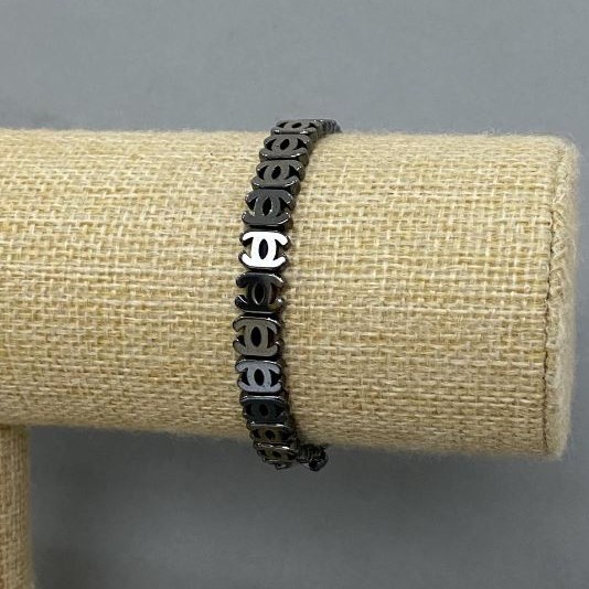 Pulsera de hematita Chanel 8×6 mm, longitud 18 cm aprox., elástica