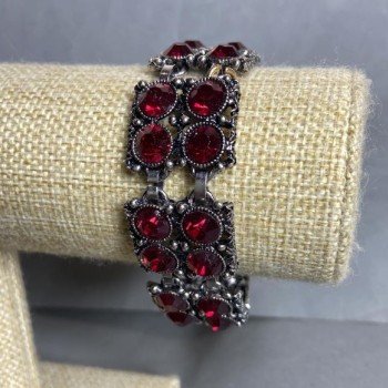 Pulsera con cristales rojos en forma de cuadrados, longitud 18-23 cm, color del metal "plata"