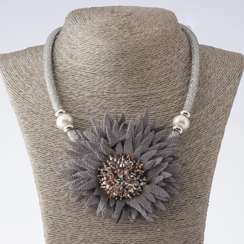 Collar de cuerdas con crisantemos grises, textil, moda, longitud 48–55 cm