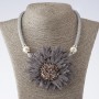 Collar de cuerdas con crisantemos grises, textil, moda, longitud 48–55 cm