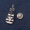 Broche «Violín hi-tech» 3,5×1,5 cm, esmalte negro y blanco, metal gris