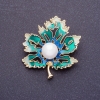Broche «Hoja de Arce» 4 × 3,5 cm, esmalte, color dorado del metal