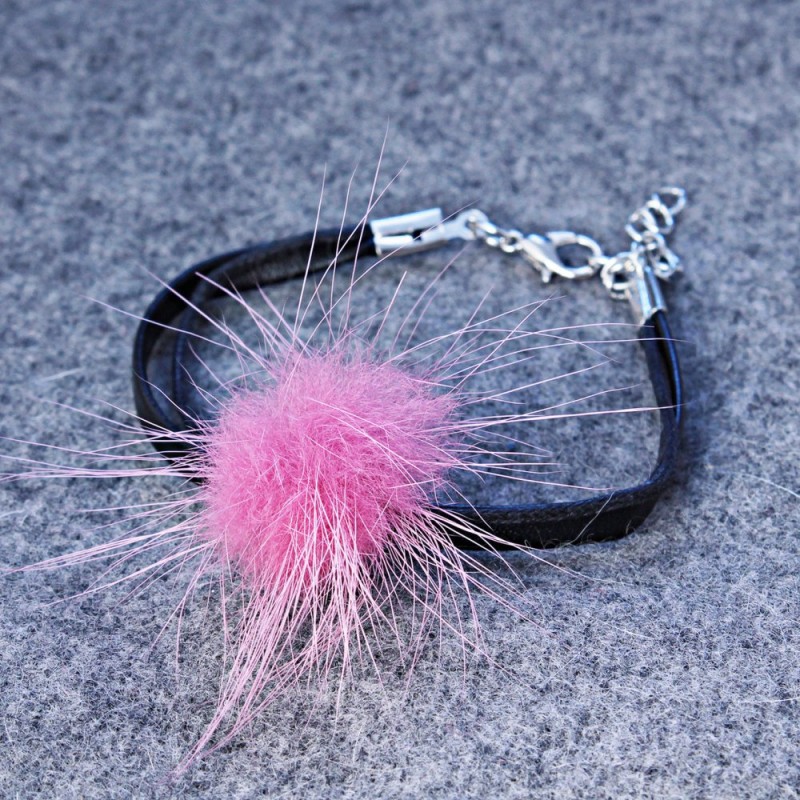 Pulsera lila con pelaje natural
