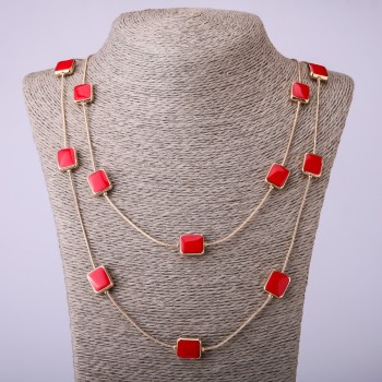 Collar de cadenas largas con cuadrado rojo, longitud 66–70 cm